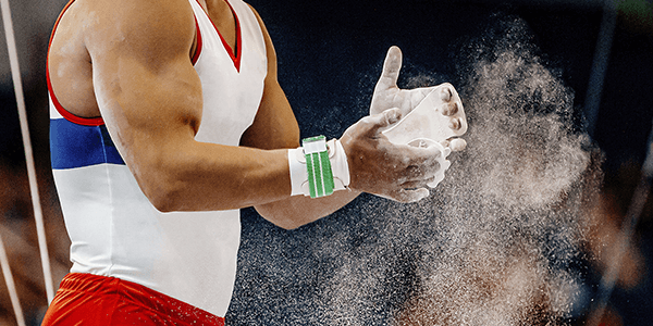 gymnast-chalking-hands